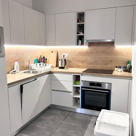 New 2022 Family&Friends Downtown Ac 3Br 2Ba Free Parking Big Balcony Near Metro&Train Station Self Check-In Apt Budapest Exterior photo